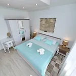 Nela Апартаменти *